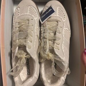 Cushionaire Women's Cream Lace-Up Ribbon Sneakers